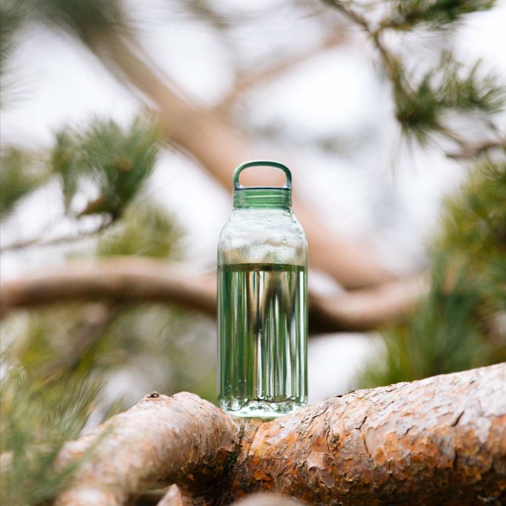 Kinto water bottle 500ml zelená na strome fotka
